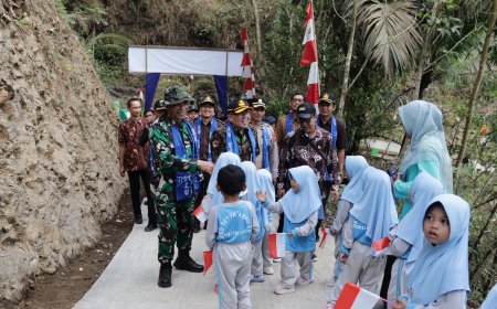 Sambutan Hangat Anak PAUD Warnai Penutupan TMMD Reguler ke-129 di Gumelem Kulon