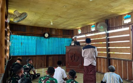 Personel Yonif TP 860/NSK Sholat Jumat Bersama Warga di Masjid Thorisul Huda SP 6, Pererat Silaturahmi