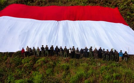 Momen Kemerdekaan! Bendera Merah Putih Raksasa Dibentangkan di Dua Distrik Kabupaten Tolikara