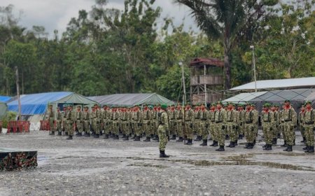 Khidmat HUT RI ke-81, Prajurit Yonif TP 860/NSK Kibarkan Merah Putih di Waropen