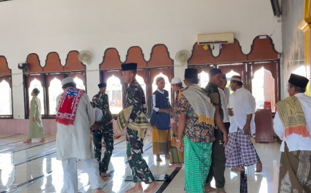 Bersatu di Masjid Al-Muhajirin, Prajurit Yonif TP 860/NSK Pererat Silaturahmi dengan Warga Waropen
