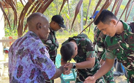 Jumat Berkah Yonif TP 860/NSK, Prajurit Bagikan Sembako Door to Door kepada Warga Waropen