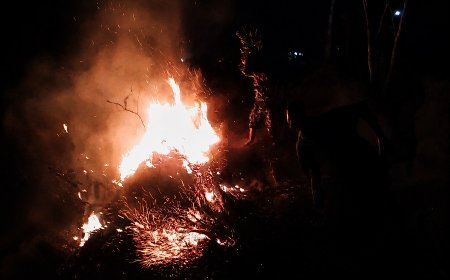 Personel Kodim 1707/Merauke, Gerak Cepat Bantu Padamkan Kebakaran Lahan di Tanah Miring