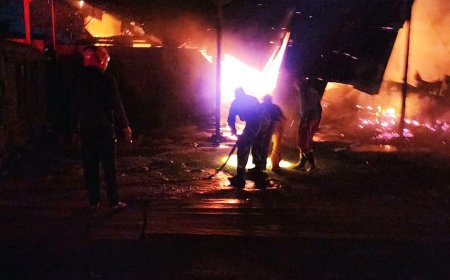 TNI-Polri dan Warga, Padamkan Api yang Melahap 2 Bangunan di Jalan Gag Merauke