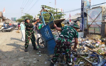 Karya Bakti Semarak HUT RI, HUT TNI dan HUT Kodam IV/Diponegoro, TNI Bersama Masyarakat Bersihkan Pasar Lebaksiu