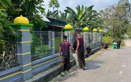Jelang Salat Jumat, 30 Prajurit Yonif TP 860/NSK Bersihkan Masjid At-Taqwa di Kampung Rorisi