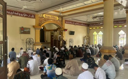 Prajurit Yonif TP 860/NSK Sholat Jumat Bersama Warga di Masjid At-Taqwa, Pererat Silaturahmi dan Kemanunggalan TNI-Rakyat