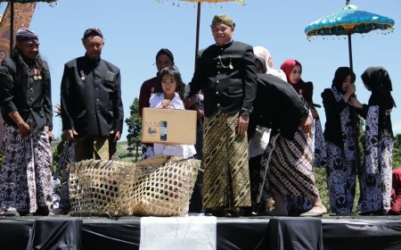 Dandim Banjarnegara Hadiri Prosesi Sakral Pemotongan Rambut Gimbal di Dieng Culture Festival 2026