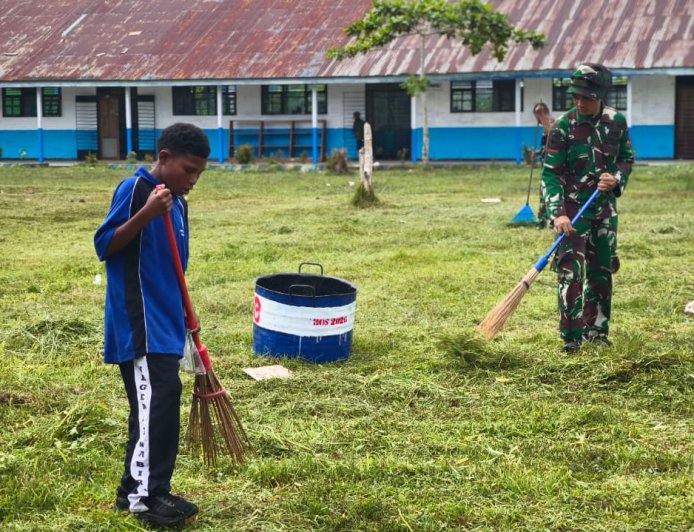 Yonif TP 804/DBAY Ajak Siswa-Siswi SMP Negeri 7 Nabire Laksanakan Karya Bakti Bersihkan Lingkungan Sekolah