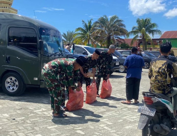 Yonif TP 804/DBAY Berbagi Jumat Berkah di Masjid Agung Al-Falah Nabire