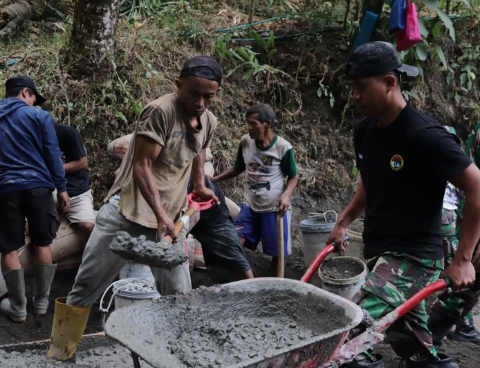 Angkong pun Harus Mengantre Sertu Simon Jaga Ritme Pengecoran TMMD