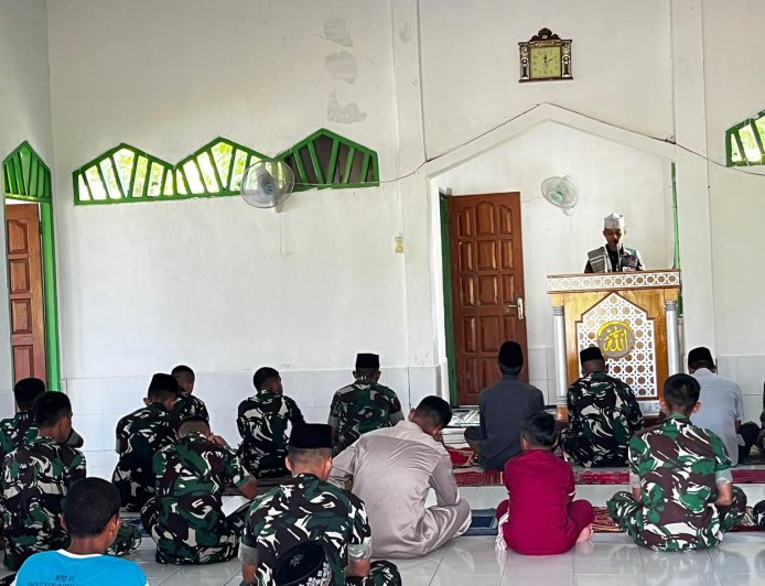 Prajurit Yonif TP 860/NSK Gelar Program BERSATU di Masjid Al Falah Waropen, Pererat Silaturahmi dengan Masyarakat