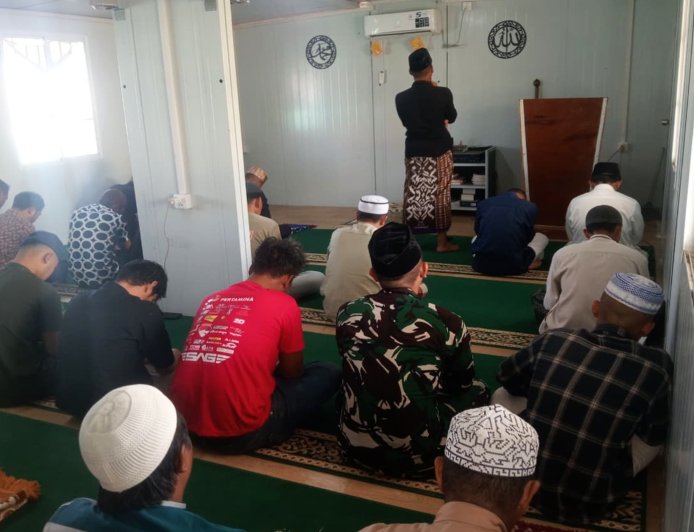 Satgas TMMD ke-129 Kodim 1707/Merauke Laksanakan Sholat Jum'at Bersama Warga Kampung Wanam