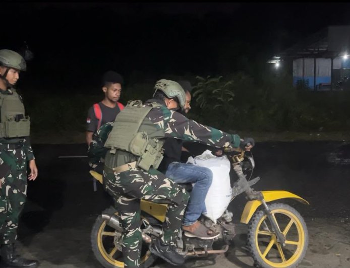 Patroli Malam Yonif TP 860/NSK Sisir Distrik Urei Faisei, Ciptakan Rasa Aman bagi Masyarakat Waropen