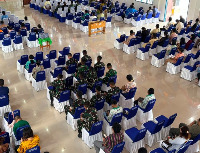 Perkuat Keimanan dan Kemanunggalan, Personel Yonif TP 860/NSK Ikuti Ibadah Minggu Bersama Jemaat di Waropen