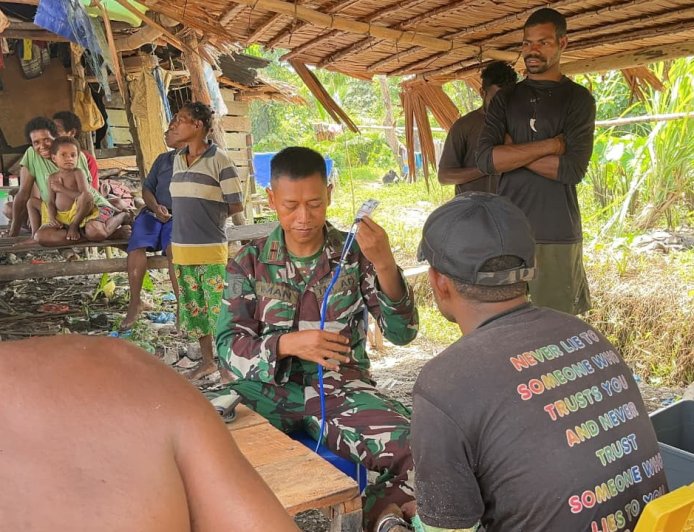 SATU Hati untuk Masyarakat, Yonif TP 860/NSK Berikan Pengobatan Gratis bagi Warga Kampung Sawara Jaya