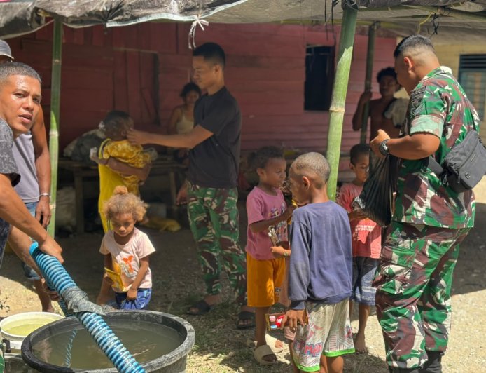 Yonif TP 804/DBAY Salurkan Air Bersih bagi Warga Kampung Waharia yang Mengalami Krisis Air
