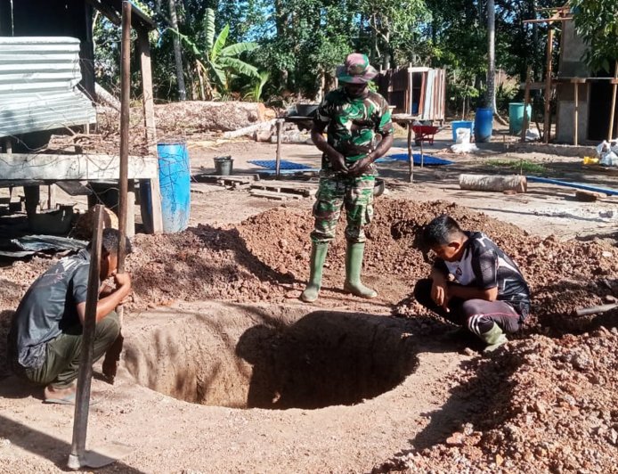 Kebersamaan TNI dan Masyarakat, Menjadi Kekuatan TMMD Dalam Membangun Sumur Galian di Wanam