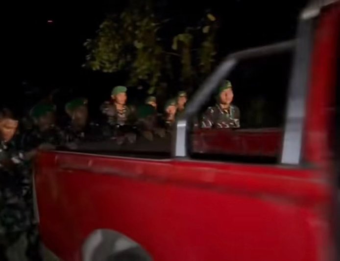 Personel Yonif TP 809/NTM Sigap Bantu Evakuasi Kendaraan Warga Wapoania yang Terperosok ke Jurang