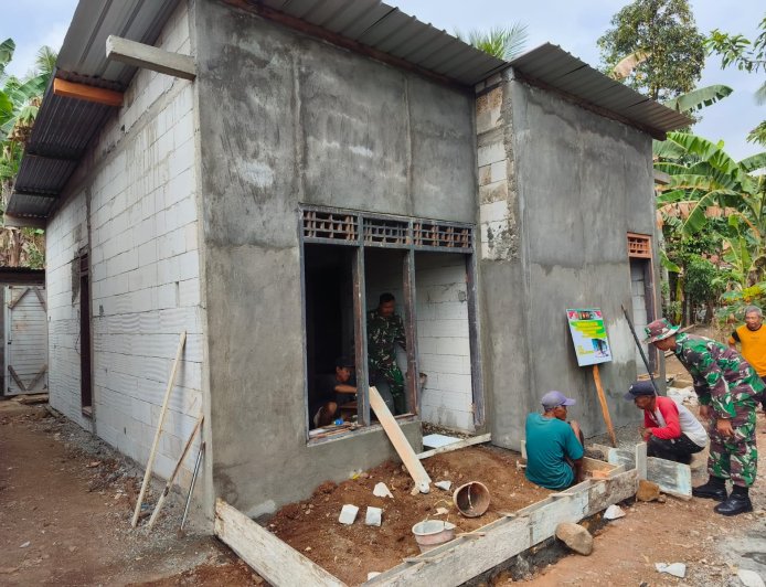 Rumah Pak Toid Kian Layak Huni Pemasangan Keramik Jadi Tanda RTLH Hampir Rampung