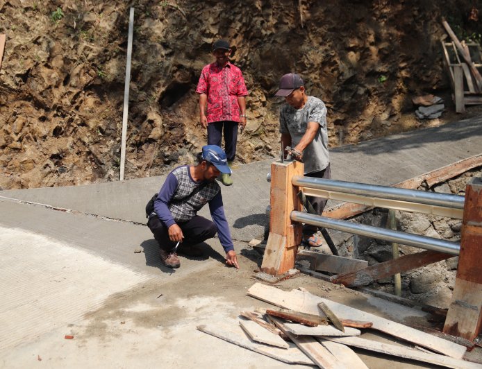 Tak Sekadar Mengawasi Wondo Menjaga Mimpi Warga di Setiap Meter Jalan TMMD