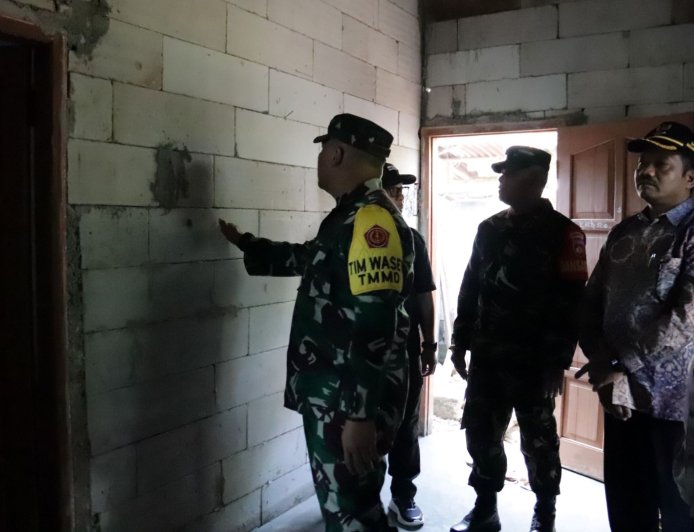 Dandim Nodelismen Hulu Dampingi Tim Wasev Saksikan Perubahan RTLH Pak Toid