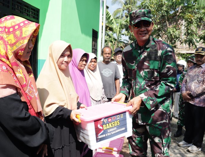 Bingkisan Sembako Jadi Tanda Kepedulian Tim Wasev dan Forkopimda Hangatkan Warga Gumelem Kulon