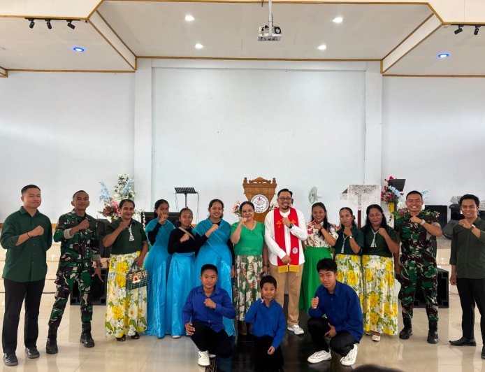 Rutinitas Akhir Pekan, Yonif TP 804/DBAY Berbagi dalam “Minggu Berkah” di Gereja Kristus Ajaib Kimi
