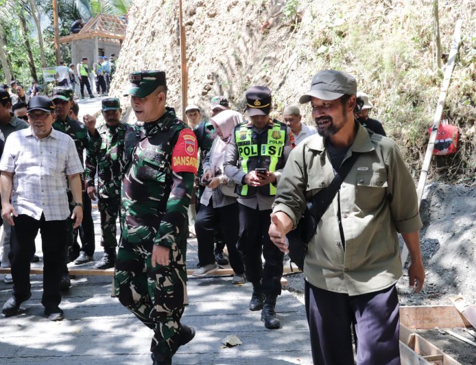 Tak Kenal Lelah di Lapangan Panlak Wondo Dampingi Dandim Pantau Rabat Beton TMMD