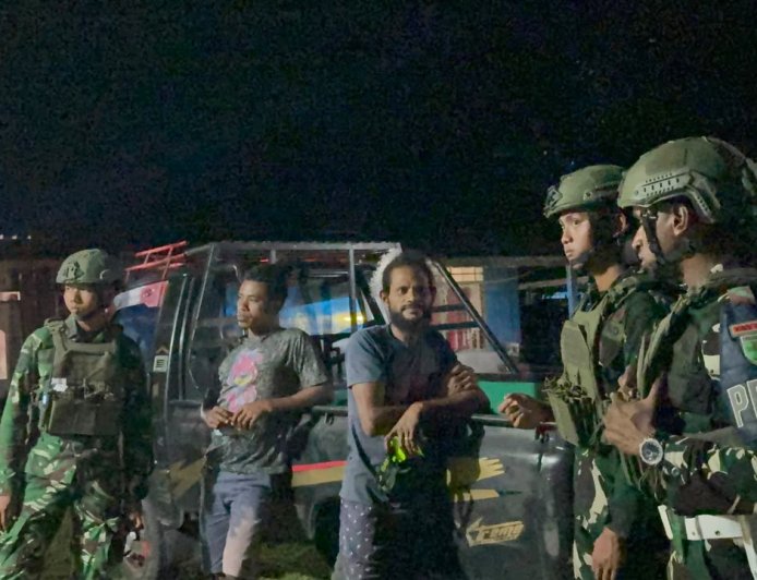 Patroli Malam Yonif TP 860/NSK, Jaga Kondusivitas dan Beri Rasa Aman bagi Warga Waropen