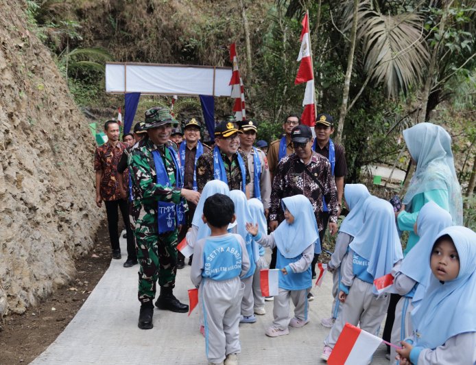 Sambutan Hangat Anak PAUD Warnai Penutupan TMMD Reguler ke-129 di Gumelem Kulon
