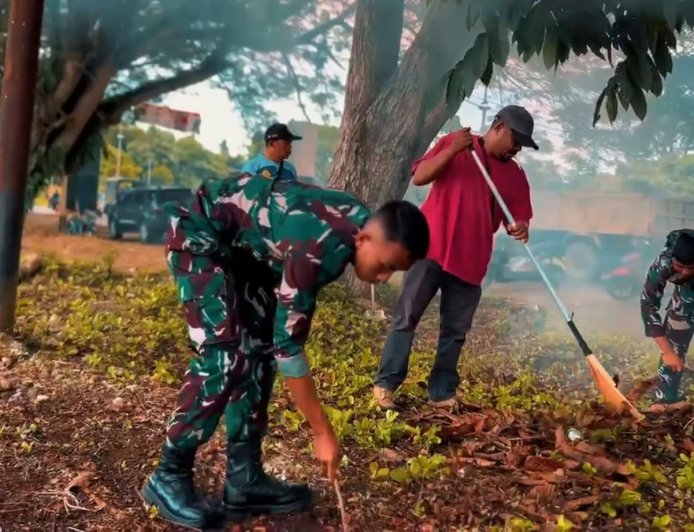 Sinergi TNI-Polri dan Pemda Sarmi Gelar Karya Bakti Bersihkan Lapangan Diklat untuk Sambut HUT RI ke-81