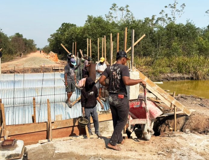 TNI dan Masyarakat Kompak Bangun Jembatan Aramco di Kurik Merauke