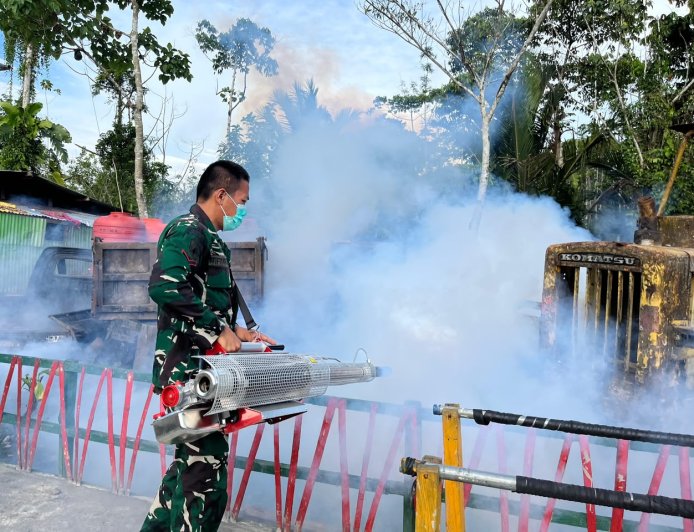 Cegah Malaria, Yonif TP 860/NSK Gelar Fogging di Marshalling Area
