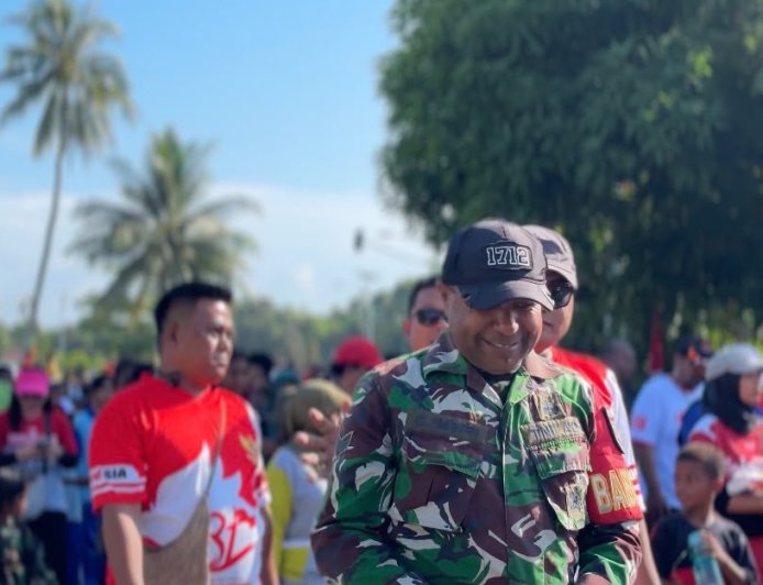 Pererat Kebersamaan, Yonif TP 809/NTM Bersama Forkopimda dan Warga Sarmi Gelar Jalan Sehat Sambut HUT RI ke-81