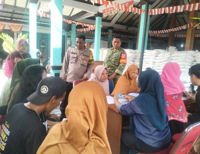 Babinsa Slerok Monitoring Penyaluran Bantuan Pangan Pemerintah bagi 2.715 Penerima Manfaat