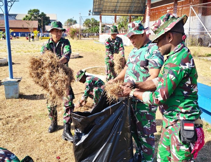 Semangat Jumat Bersih, Personel TNI/Polri dan Mahasiswa Wujudkan Lingkungan Bersih di Merauke