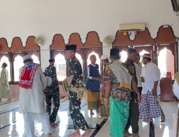 Bersatu di Masjid Al-Muhajirin, Prajurit Yonif TP 860/NSK Pererat Silaturahmi dengan Warga Waropen