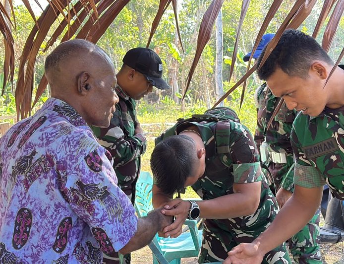 Jumat Berkah Yonif TP 860/NSK, Prajurit Bagikan Sembako Door to Door kepada Warga Waropen
