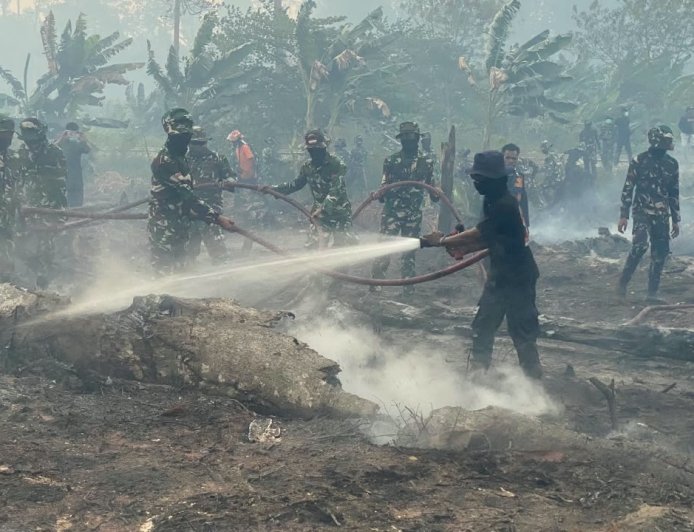 Yonif TP 804/DBAY Bergerak Cepat Padamkan Karhutla yang Kepung Nabire