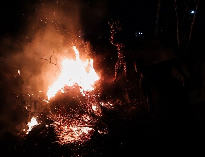 Personel Kodim 1707/Merauke, Gerak Cepat Bantu Padamkan Kebakaran Lahan di Tanah Miring