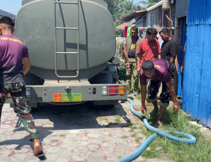 Prajurit Yonif TP 860/NSK Salurkan Bantuan Air Bersih untuk Warga Kampung Uri yang Terdampak Kekeringan