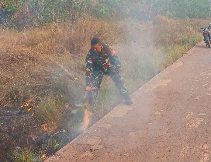Peran Babinsa Merauke dan Masyarakat, Sigap Padamkan Api Cegah Kebakaran Lahan Meluas