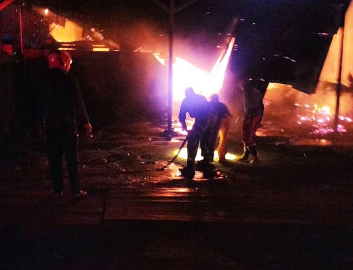 TNI-Polri dan Warga, Padamkan Api yang Melahap 2 Bangunan di Jalan Gag Merauke