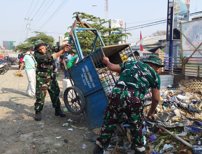 Karya Bakti Semarak HUT RI, HUT TNI dan HUT Kodam IV/Diponegoro, TNI Bersama Masyarakat Bersihkan Pasar Lebaksiu