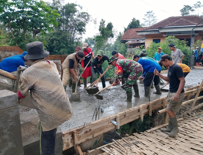 Jembatan Beton Sungai Mbawang Mulai Dicor Akses Warga Paweden Segera Terhubung