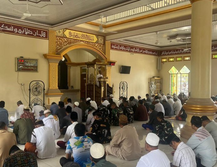 Prajurit Yonif TP 860/NSK Sholat Jumat Bersama Warga di Masjid At-Taqwa, Pererat Silaturahmi dan Kemanunggalan TNI-Rakyat