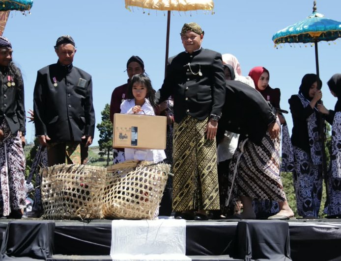 Dandim Banjarnegara Hadiri Prosesi Sakral Pemotongan Rambut Gimbal di Dieng Culture Festival 2026
