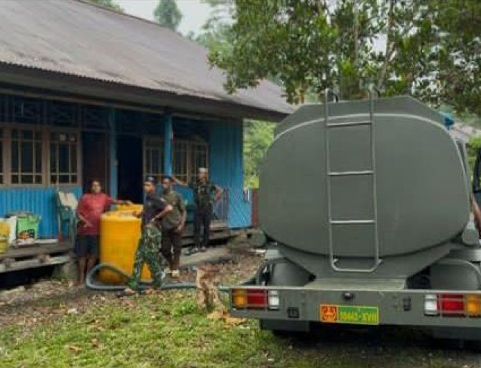 Warga Kampung Botawa Krisis Air Bersih, Prajurit Yonif TP 860/NSK Turun Langsung Antar Bantuan ke Rumah-Rumah