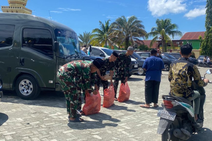 Yonif TP 804/DBAY Berbagi Jumat Berkah di Masjid Agung Al-Falah Nabire
